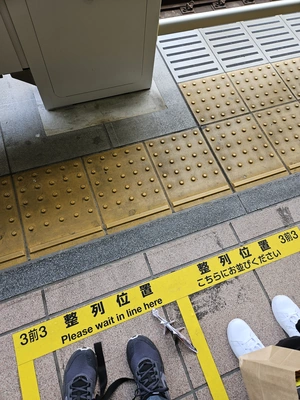 Attendre le train, dans l'ordre
