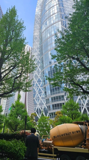 Au pied de la Mode Gakuen Cocoon Tower