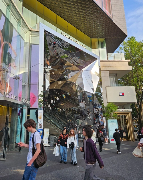 Shopping mall.
Entrée en contre forme du bâtiment de l'angle opposé.