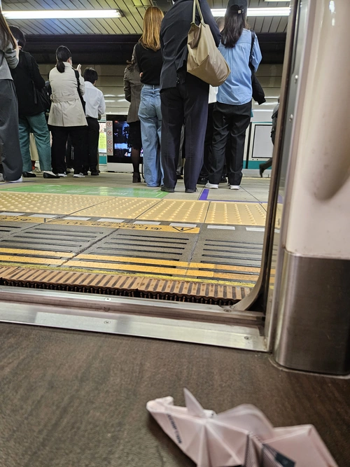 Quand la porte s'est ouverte, une dame s'est enfuie, terrifiée…
Si jamais elle se reconnaît : すみませんでした。
