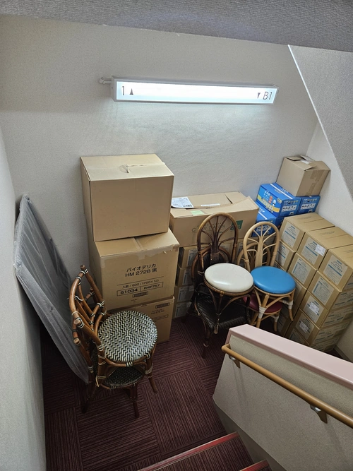 Un invariant : l'escalier du souvenir.
Il respecte la physique : avancer, c'est regarder de plus en plus loin dans le passé.