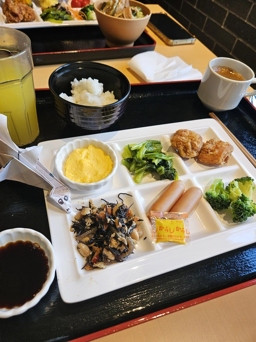 Ptit dej, salade au wakame et ingrédients secrets.