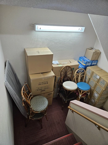 Un invariant : l'escalier du souvenir.
Il respecte la physique : avancer, c'est regarder de plus en plus loin dans le passé.