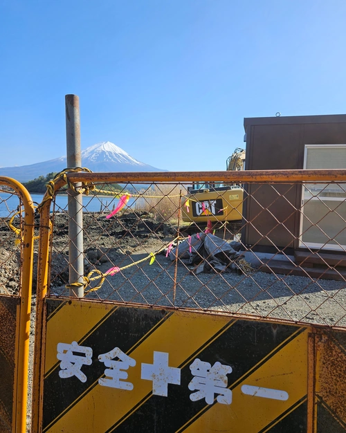Face au Fuji, au détour d'un algeco…