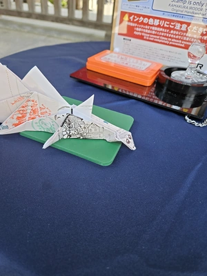 Dans les gares et les temples, je commence à pimper mon côté droit.
Mon papier, mon corps, mon choix.