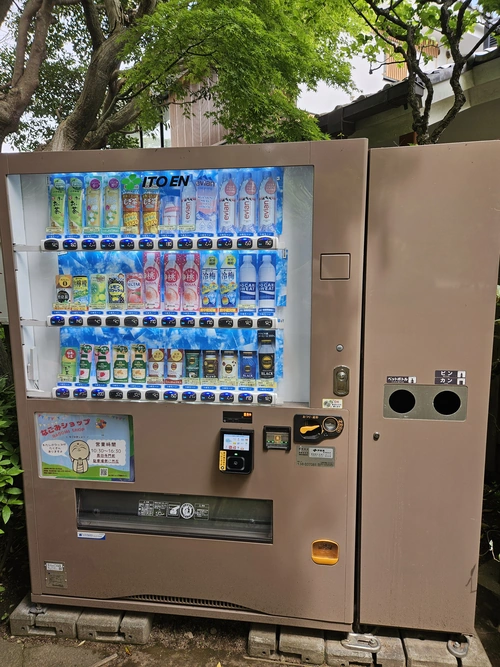 Un distributeur, on en trouve partout. Ils ont souvent une fenêtre personnalisable.
Ici un moine (on est dans un temple)