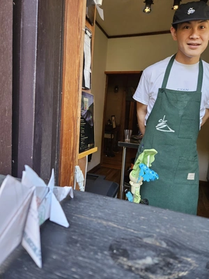 Le patron du jardin-café.
Bien sûr ici c'est cash-only.