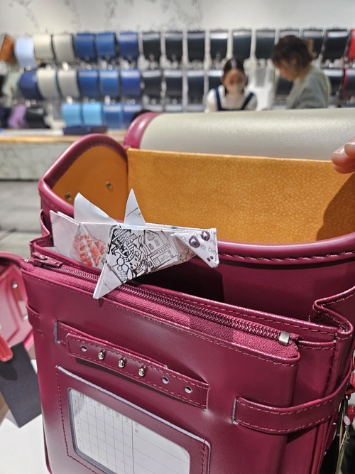 Avril, c'est la rentrée des classes. On s'est acheté un cartable.