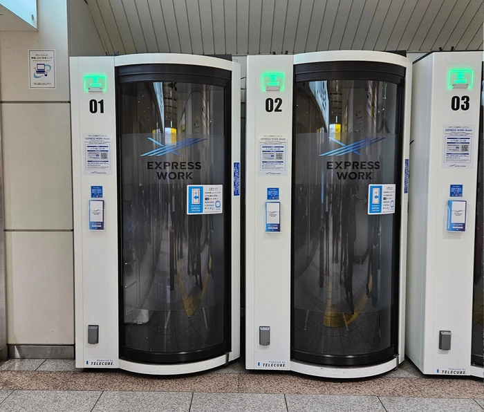 À la gare, en cas de besoin pressant…
→ les cabines de travail