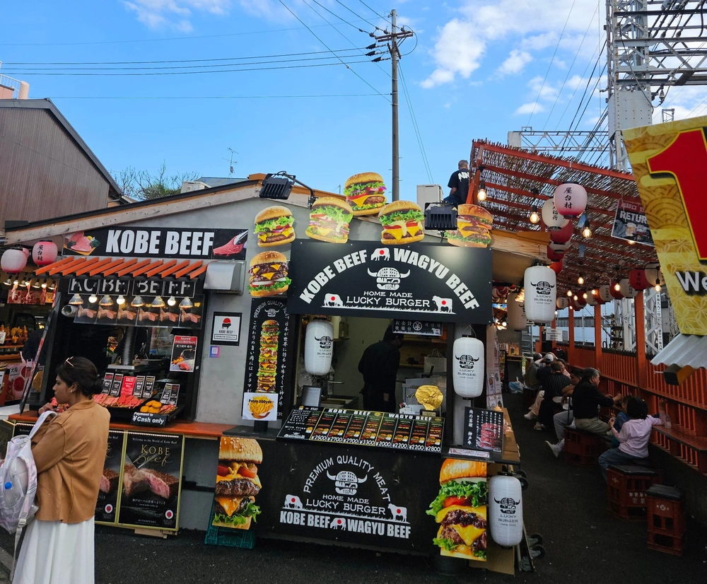 Restaurant de burgers, à déguster en regardant passer les trains, espace fumeur sur le toit.