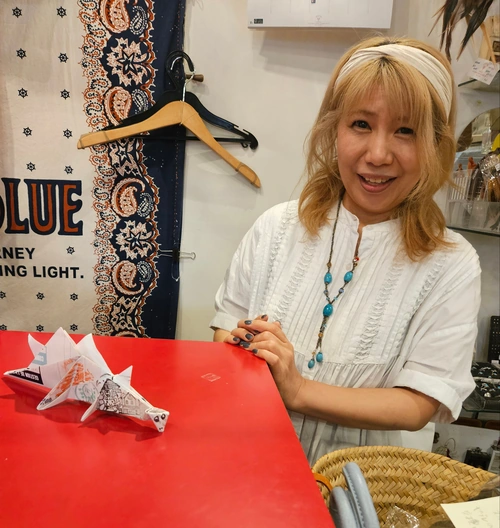 Marchande de kimonos, d'autocollants et de chaussettes chat.
