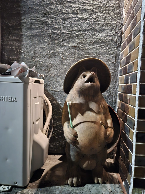 Les tanukis sont devant toutes les maisons et les commerces, avec leurs testicules magiques.
