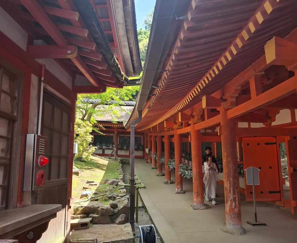 Galerie dans le sanctuaire Kasugataisha.