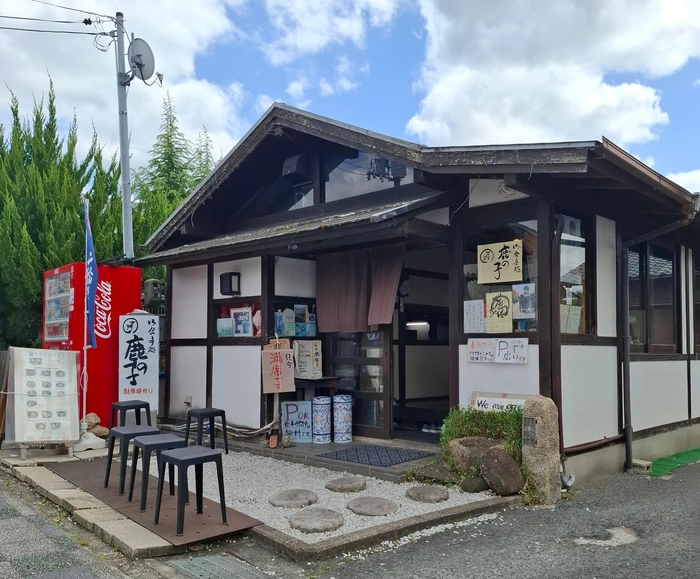 Restaurant isolé dans Nara.
On inscrit sa résa et on attend qu'on nous appelle.