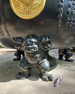Gōtoku-ji, pour le punir d'être néfaste, ce Jaki doit porter l'encensoir.
