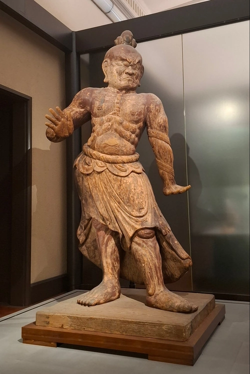 Ungyō
Il garde la porte des temples, à gauche. Il dit 