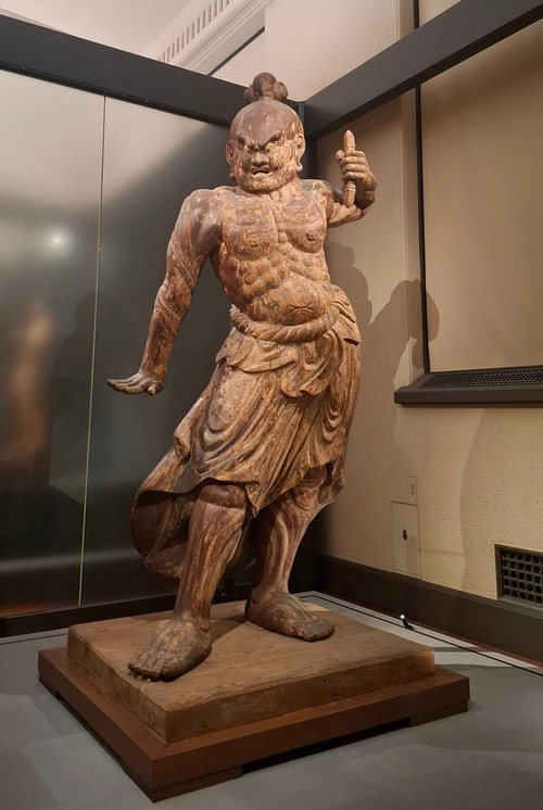 Agyō
Il garde aussi la porte, à droite. Il dit 