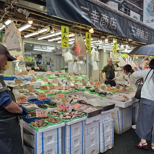 Ameyoko, un stand de poissons sous la voie ferrée.