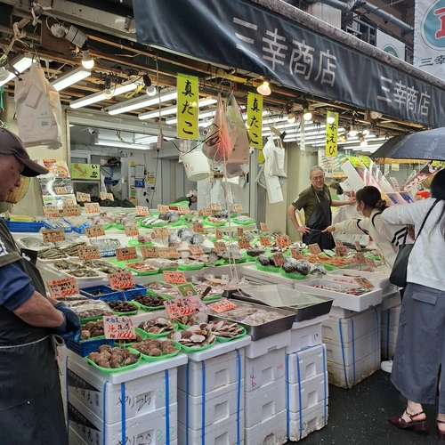 Ameyoko, un stand de poissons sous la voie ferrée.