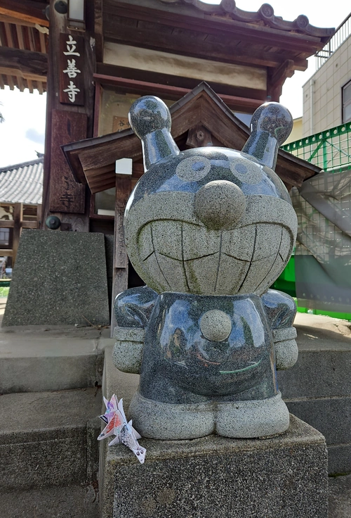 Tōkyō mixe le neuf et l'ancien.
C'est même un slogan et le logo de la métropole