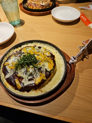 Goûter à Nihonbashi.
Okonomiyaki version fuzz : mozarella, chedar, autres fromages indéterminés.
