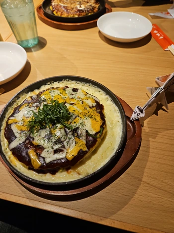 Goûter à Nihonbashi.
Okonomiyaki version fuzz : mozarella, chedar, autres fromages indéterminés.